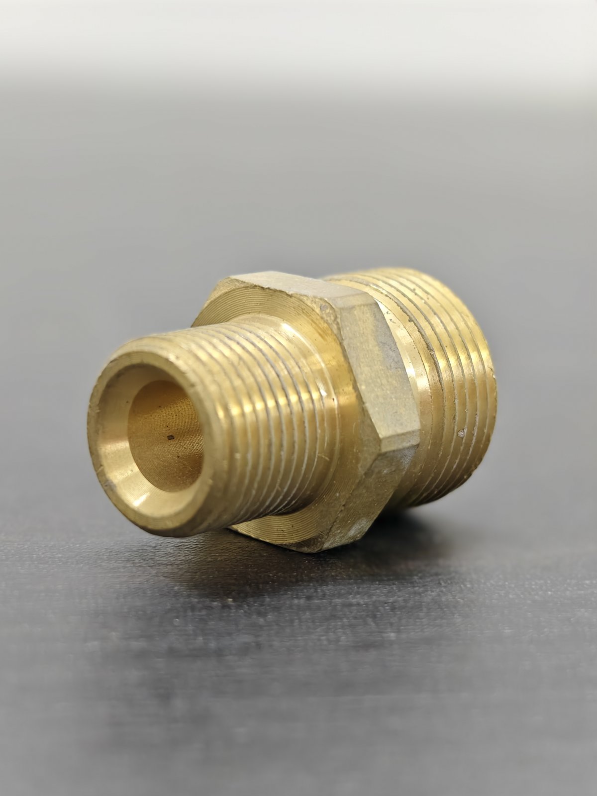 Connector M22/14 M → 1/4″ M — Brass — GKF-SPR-0133